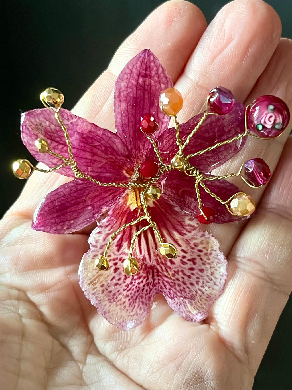 Broche Orchidée Précieuse – Fleur naturelle et détails dorés