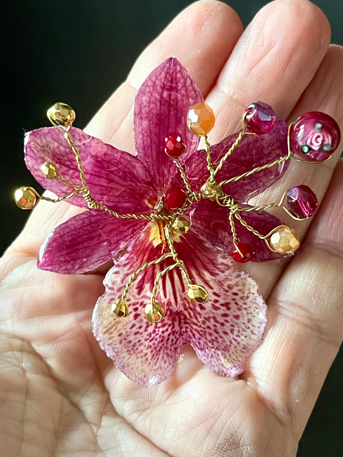 Broche Orchidée Précieuse – Fleur naturelle et détails dorés