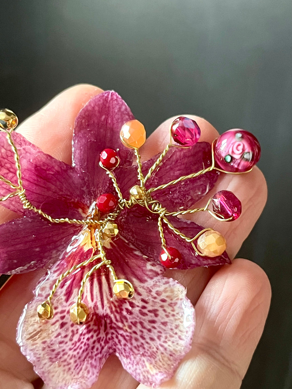 Broche Orchidée Précieuse – Fleur naturelle et détails dorés