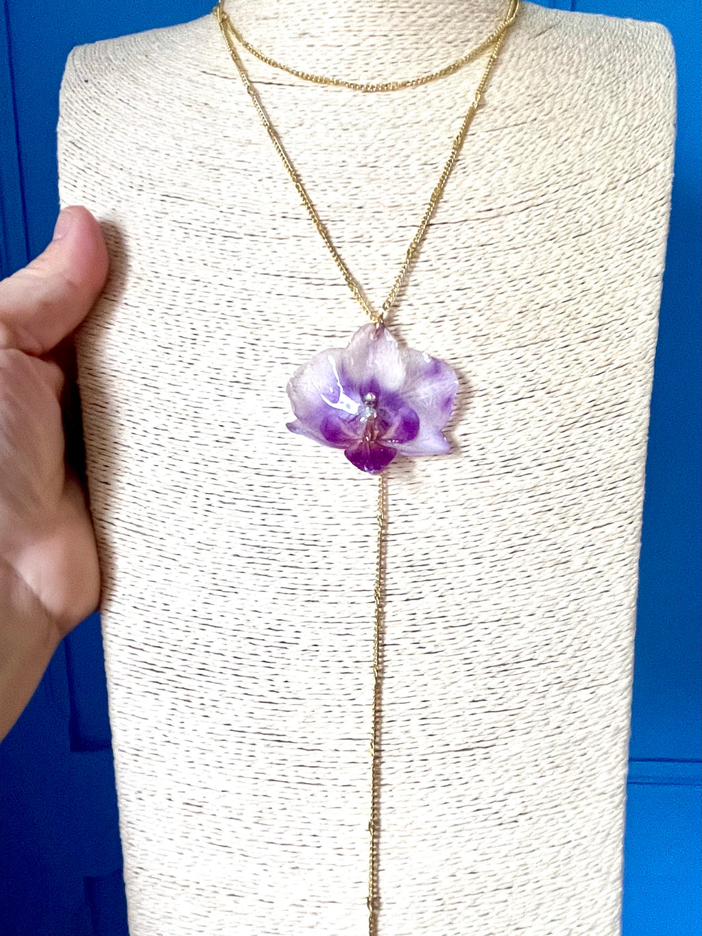 Collier Sautoir Orchidée Naturelle Résinée – bijou floral doré