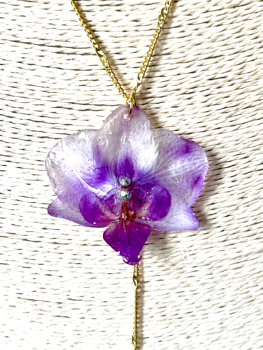 Collier Sautoir Orchidée Naturelle Résinée – bijou floral doré