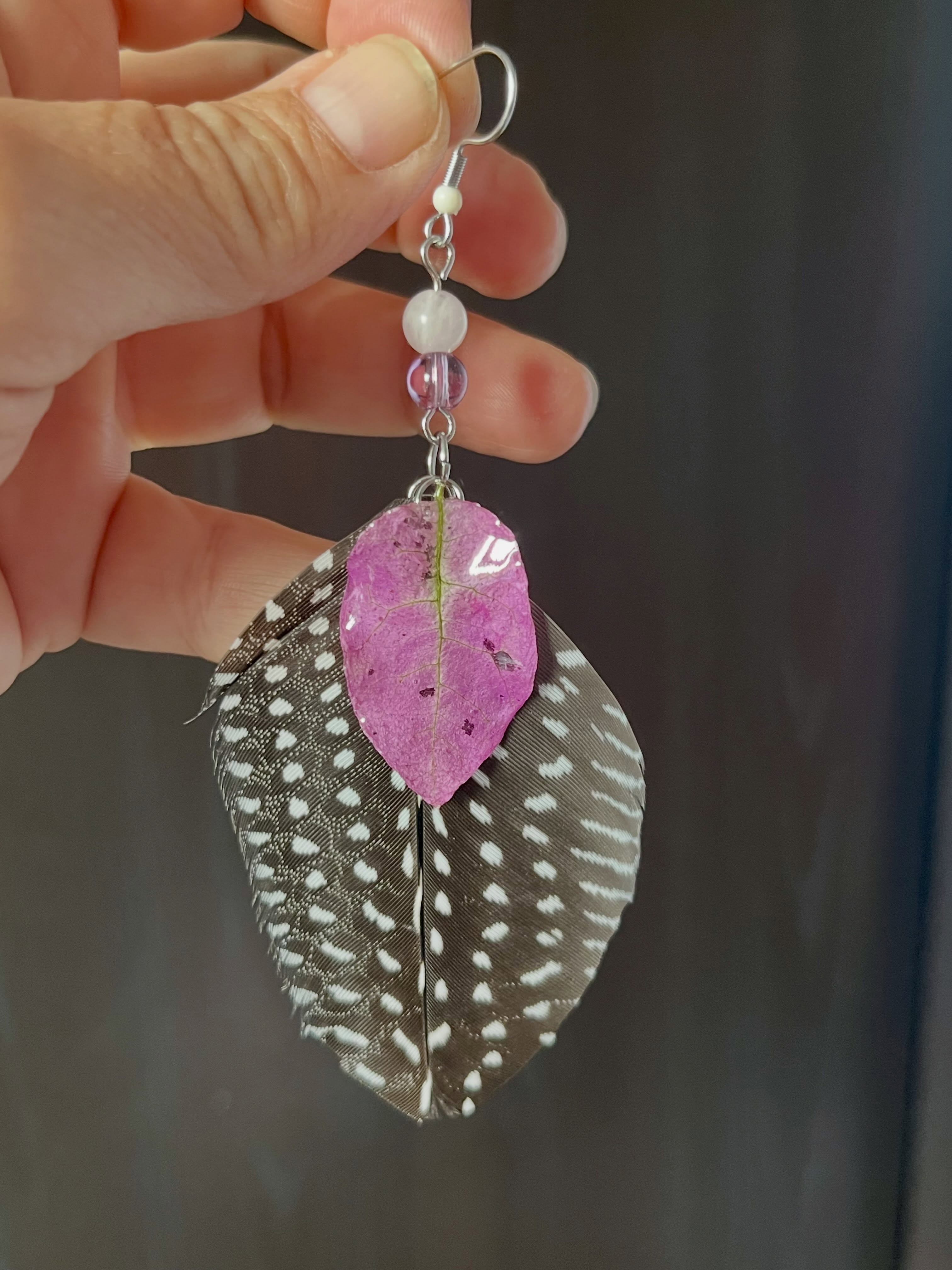 Boucles d’oreilles Bougainvilliers & plumes