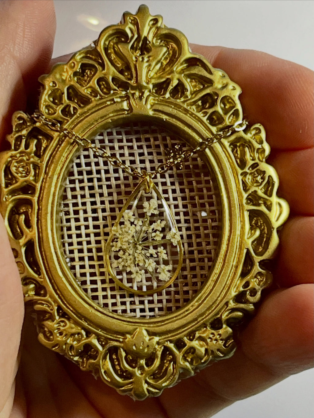 Collier larme de fleurs de carotte sauvage dans son écrin - fleurs naturelles