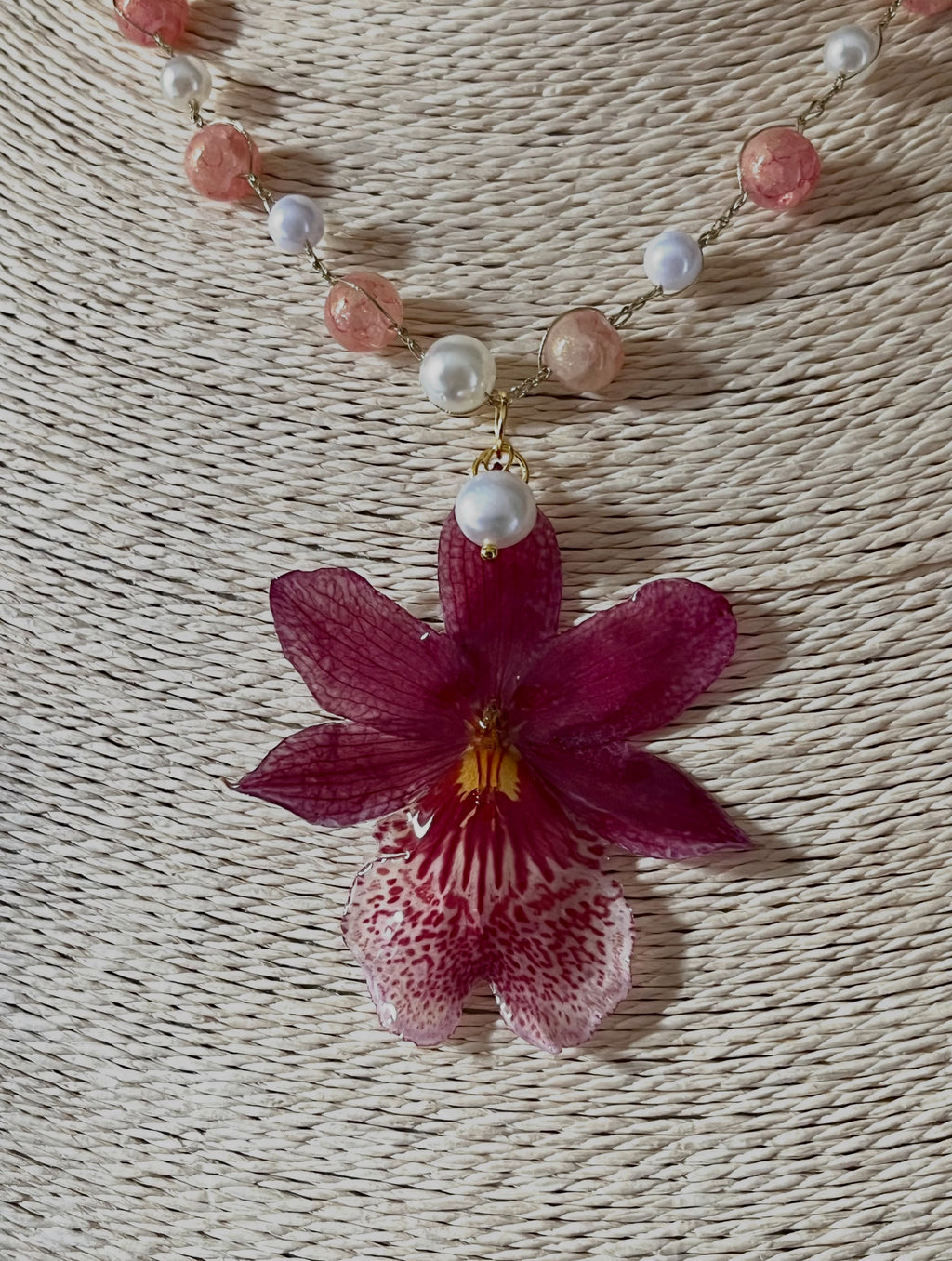 Collier Orchidée Naturelle – Réalisé au crochet