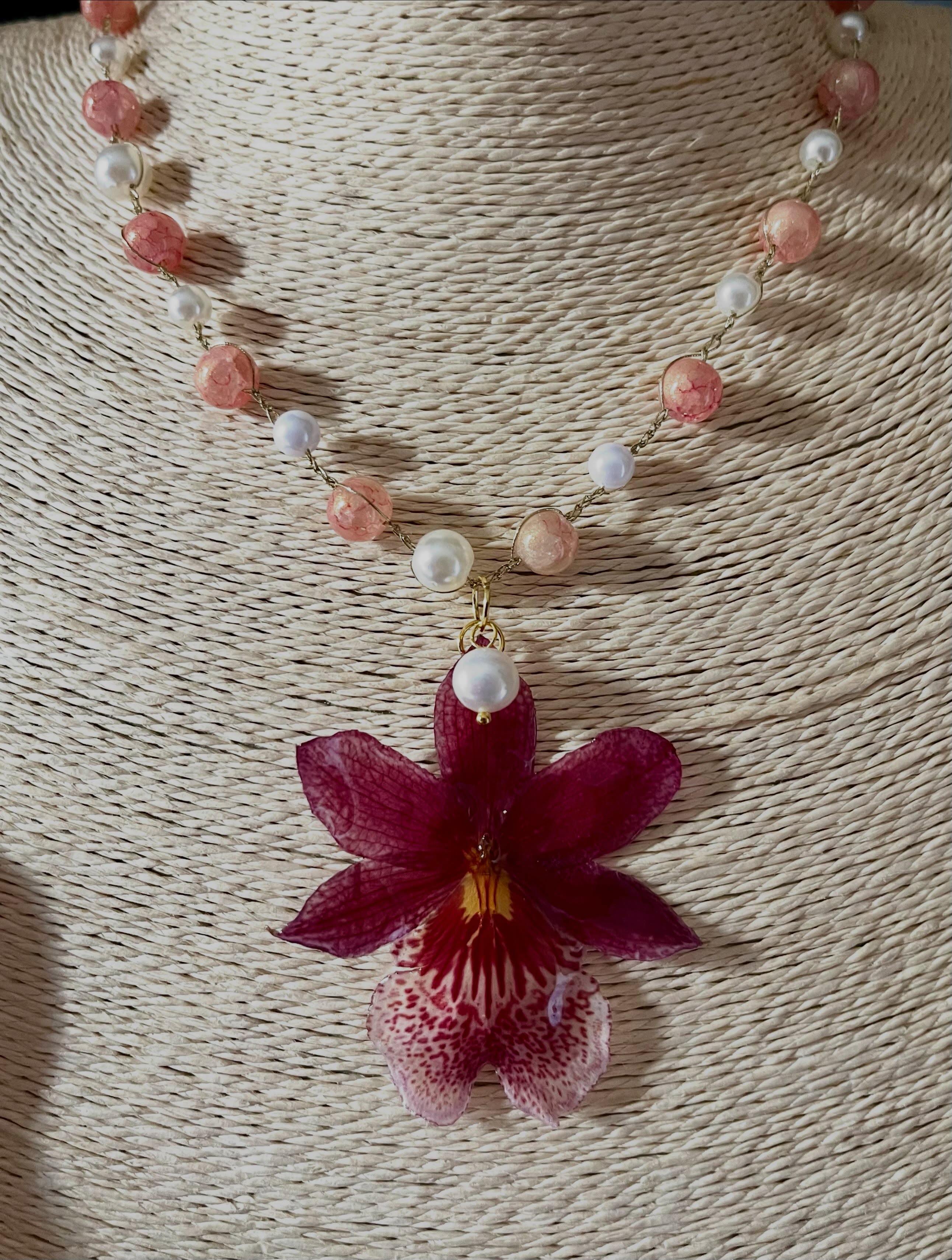 Collier Orchidée Naturelle – Réalisé au crochet
