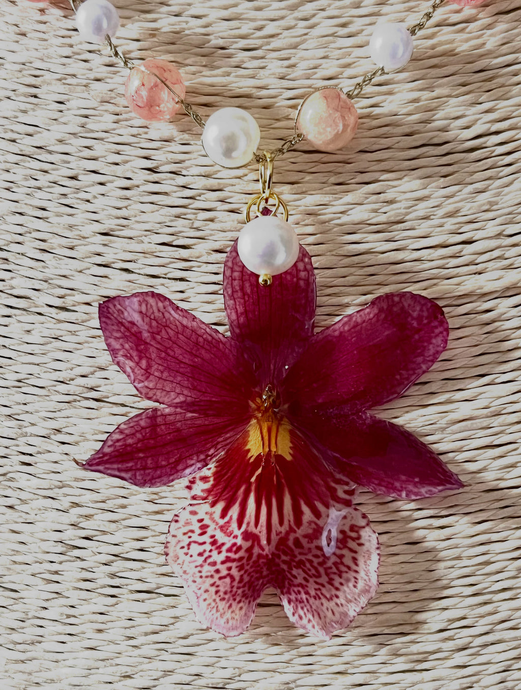 Collier Orchidée Naturelle – Réalisé au crochet
