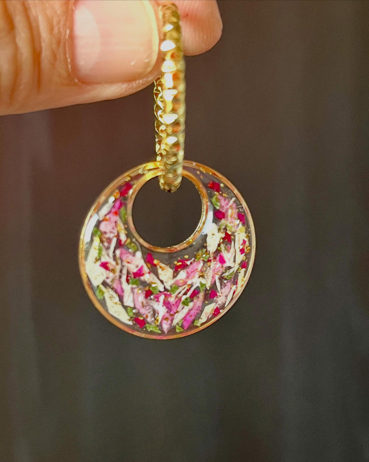Bijoux avec fleurs bouquet de mariée