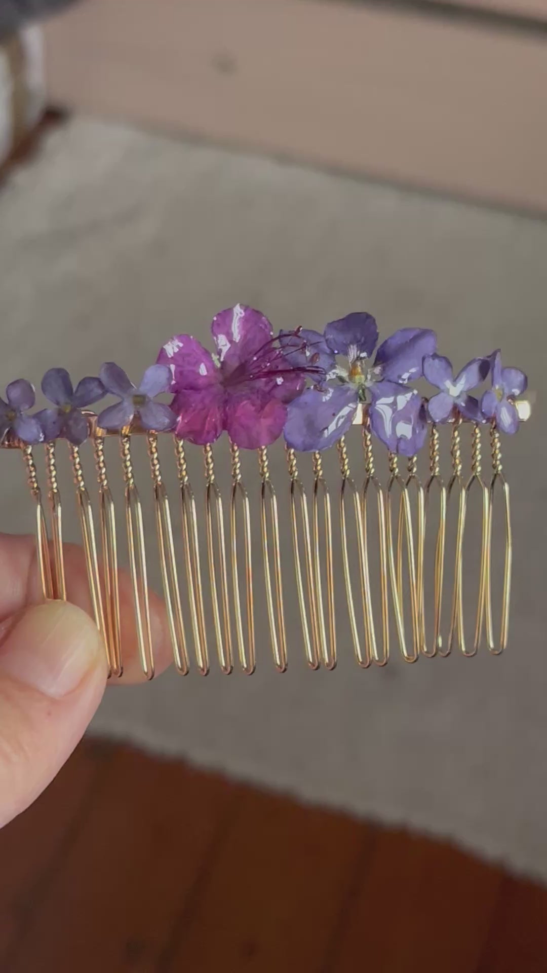 Peigne fleuri en fleurs pressées violettes – Accessoire cheveux artisanal